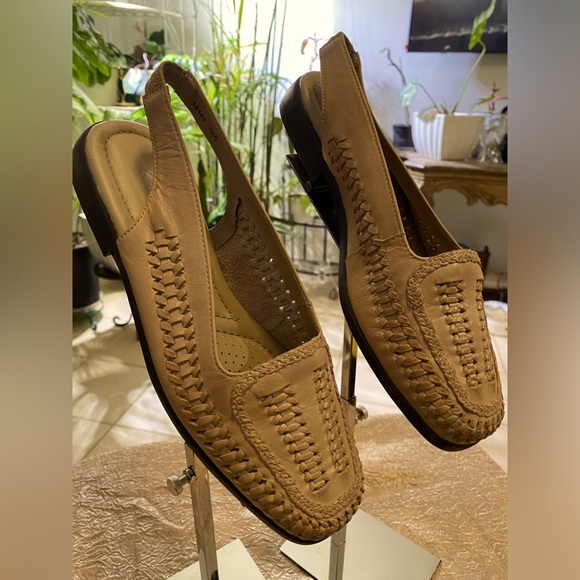 CARRIAGE COURT LOAFERS NWOT - Picture 5 of 6